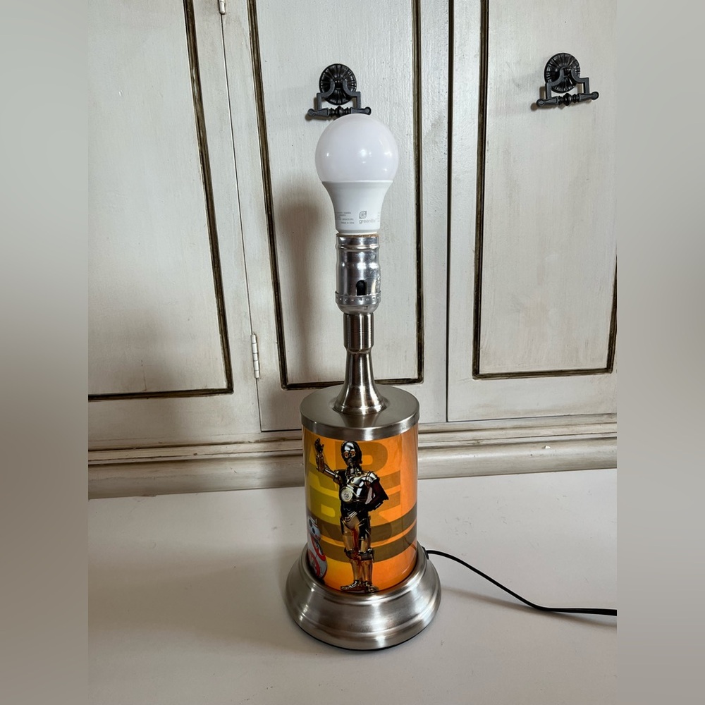 Star Wars table lamp with rolled metal plate of R2D2, C-3PO, BB8 & logo rare
